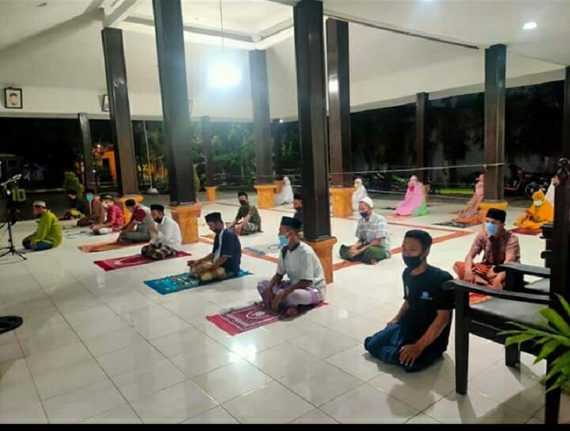 Pemdes Plesungan Bojonegoro Fasilitasi Tarawih Berjemaah untuk Warga Karantina