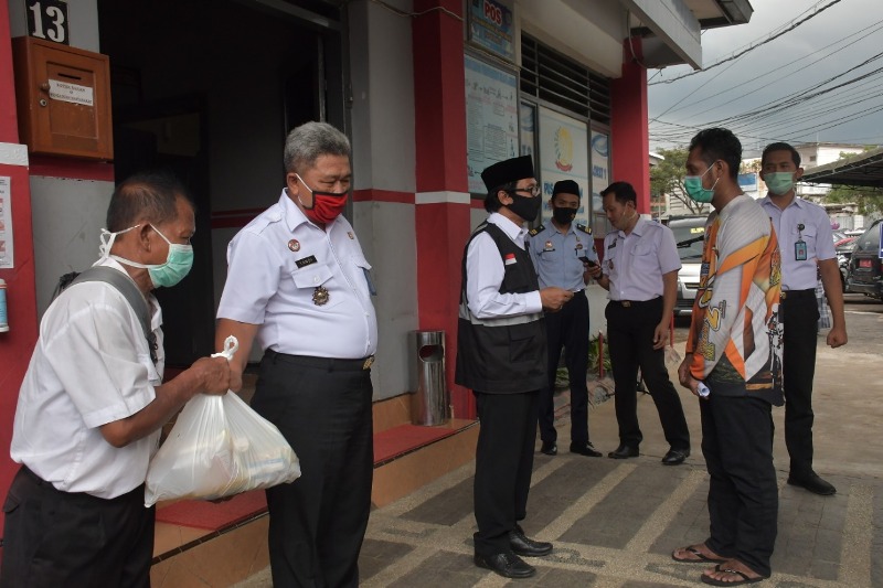 Wabup Jember Berikan Sembako dan Uang Saku kepada Mantan Napi