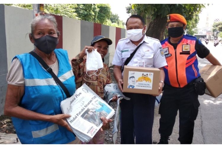 KAI Salurkan Sembako ke Warga Sekitar Stasiun