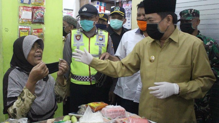 Cak Nur Sisir Warga Penerima Bantuan Dampak Covid-19