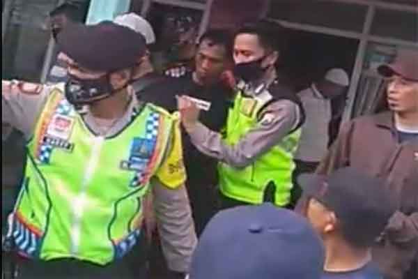 Cemburu, Suami Gergaji Leher Istri di Malang