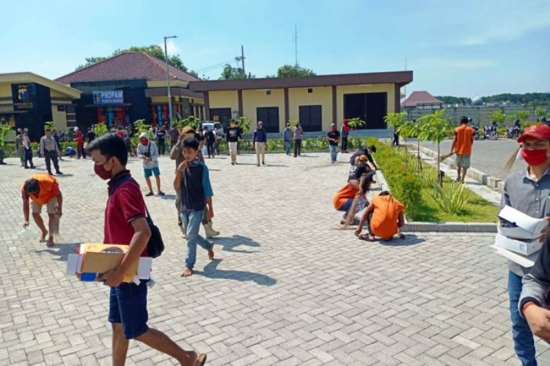 Pelanggar PSBB Sidoarjo Dihukum Menyapu dan Nyanyi Lagu Bagimu Negeri