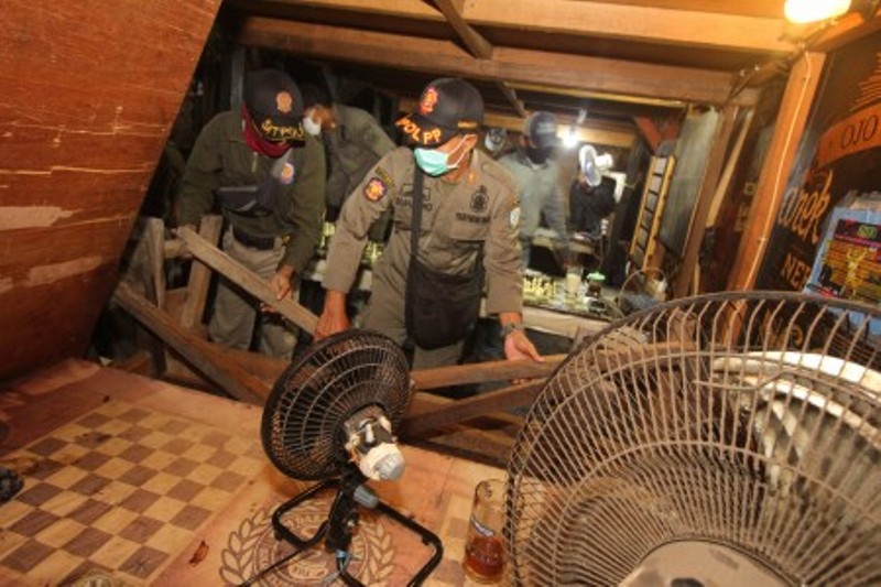 Melanggar PSBB Surabaya Raya, 650 KTP Disita 52 Warkop Disegel