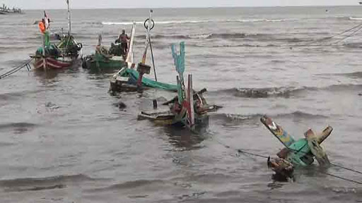 Dihantam Ombak Besar, 7 Perahu Nelayan Tuban