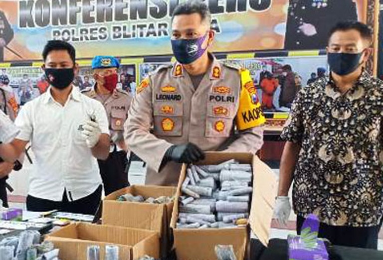 Polres Blitar Sita Bahan Pembuat Petasan dan Amankan 2 Pelaku