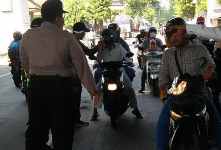Tak Pakai Masker, Pemotor Dilarang Masuk Kota Pasuruan