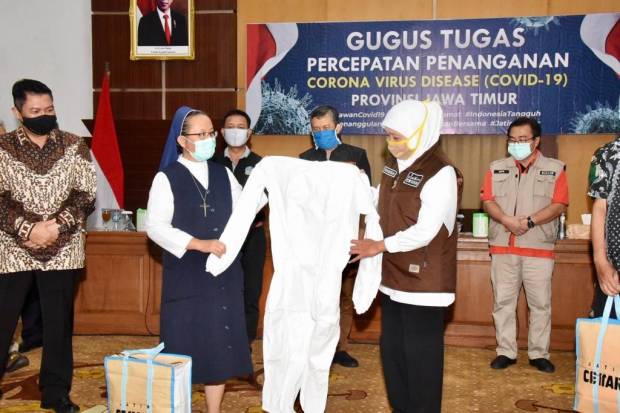 Gubernur Jatim Kembali Serahkan APD kepada RS Rujukan