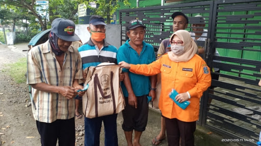 Warga Jombang Terima Sembako dari Gubernur