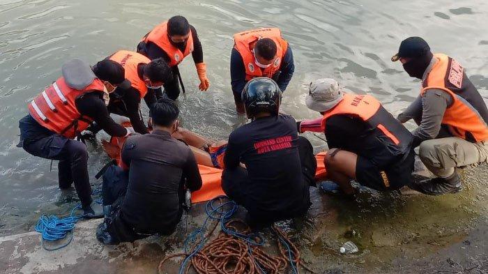 Jasad Pria Berompi Jukir Mengambang di Pintu Air Kayoon