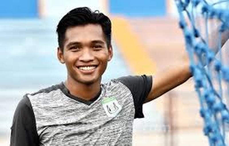 Pemain Persela Asal Bojonegoro Gembalakan Sapi Selama Libur Kompetisi