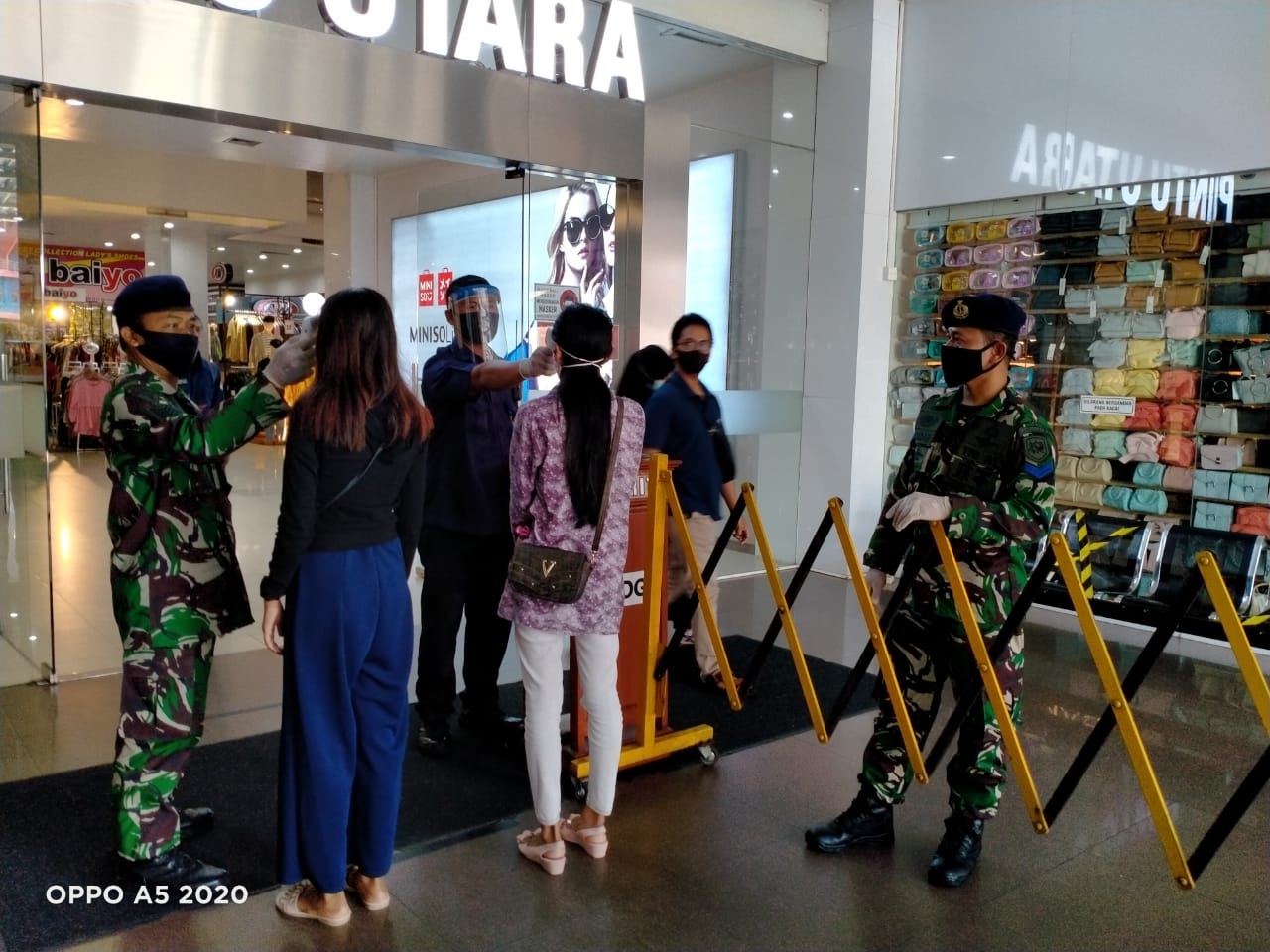 Prajurit TNI AL Disiplinkan Pengunjung Mall di Malang