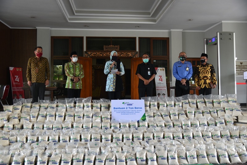 Bupati Faida Terima Bantuan 2 Ton Beras untuk Warga Terdampak Covid-19 di Jember