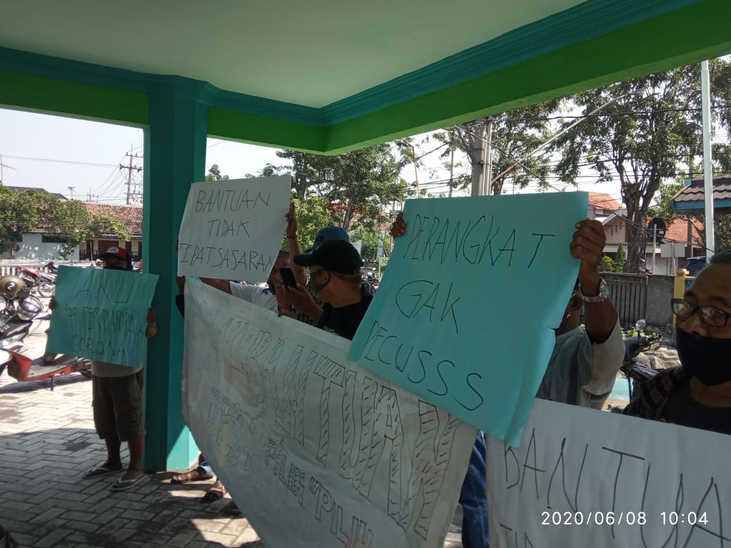 Warga Desa Krikilan Gresik Geruduk Balai Desa Tanyakan JPS Tak Merata