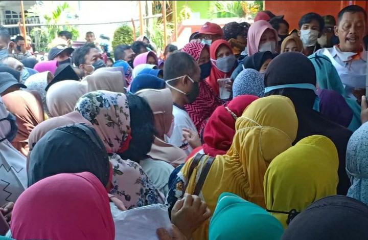 BST Cair, Warga Sidoarjo Gerudukan ke Kantor Pos Tanpa Jaga Jarak