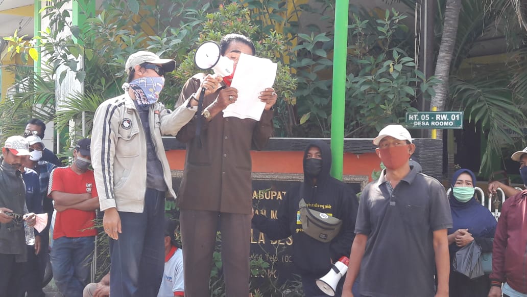 Warga Desa Roomo, Gresik Demo Kepala Desa