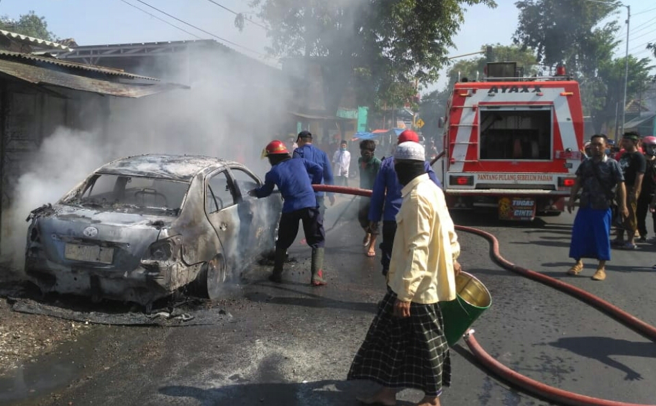 Diduga Korsleting, Toyota Vios Terbakar di Krian