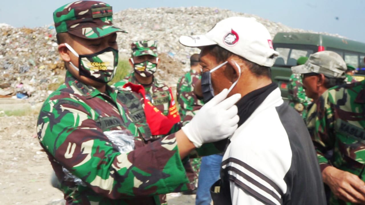 Temui Pemulung dan Santri, Dandim Gresik Berikan Ribuan Masker Pencegah Covid-19