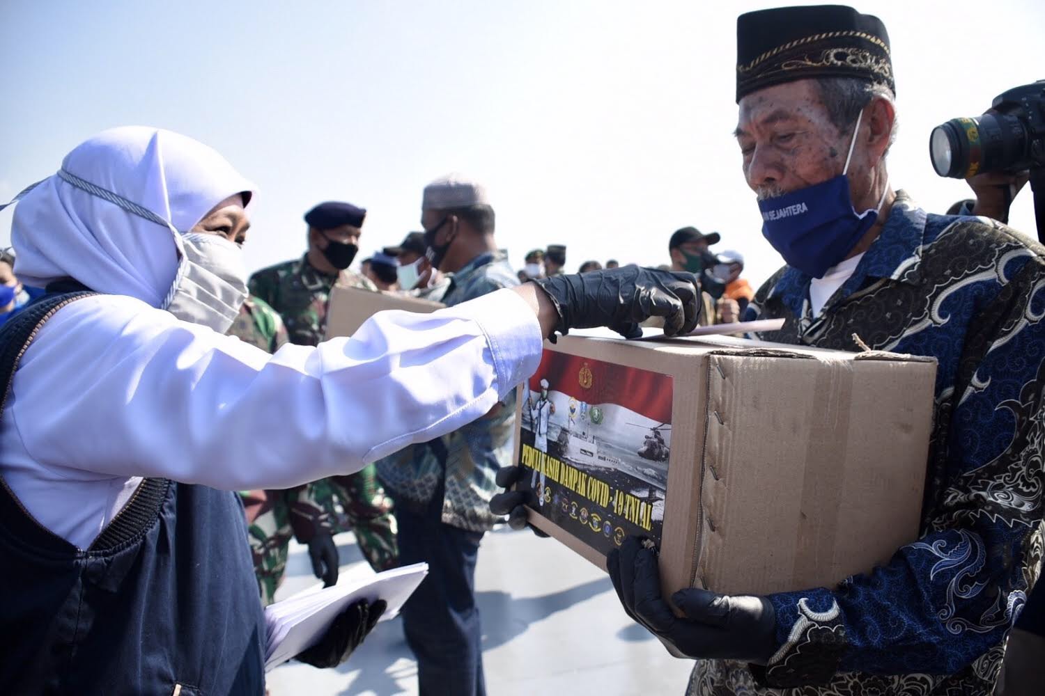 Naik Kapal TNI AL, Khofifah Bagikan Bantuan Kepada Nelayan di Tengah Laut