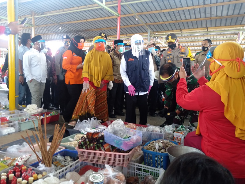 Sidak di Gresik, Khofifah Mampir ke Pabrik Mie Sedaap