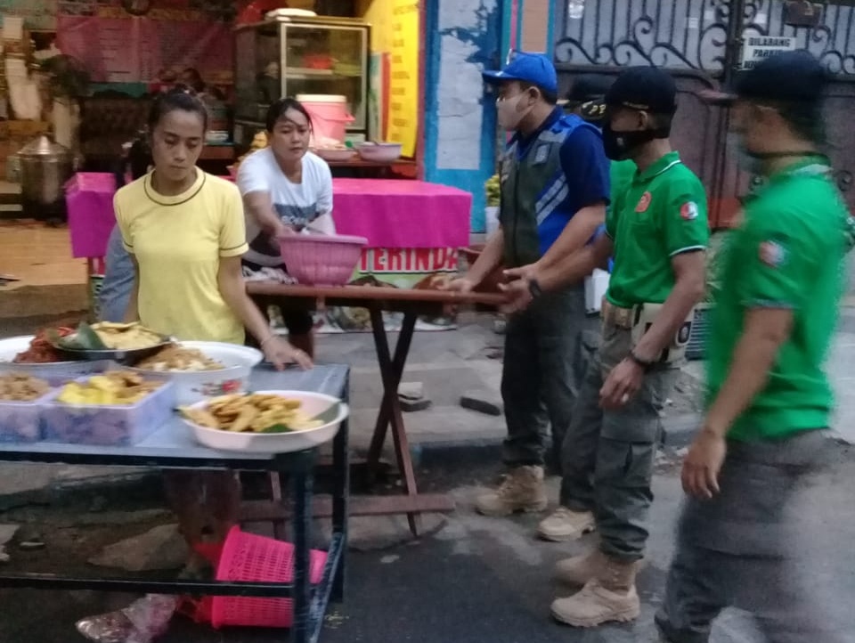 Pedagang Vs Satpol PP Bojonegoro, Gorengan Dilempar Berserakan di Jalan Raya