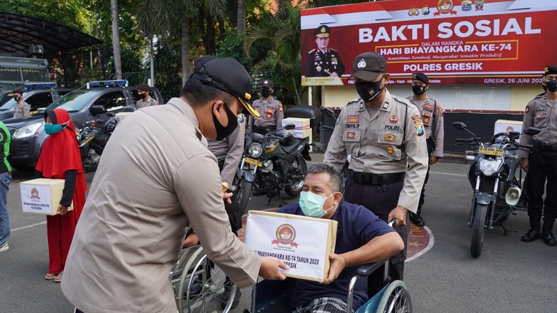 Anak Yatim Hingga Ojol di Gresik Dapat Sembako dari Kapolres