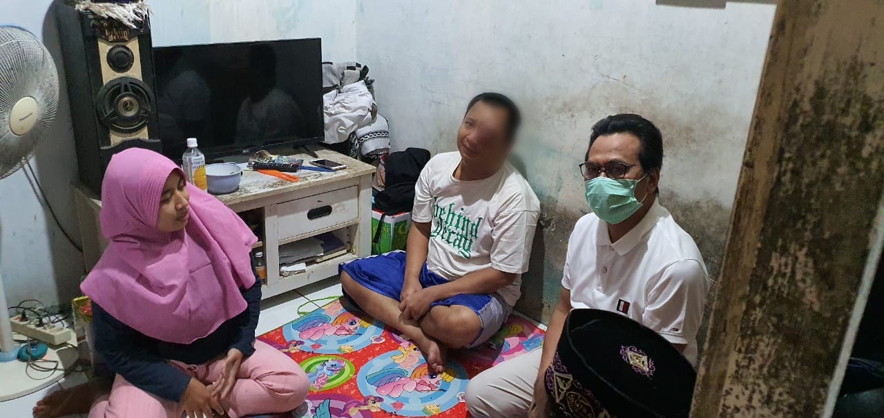 Jenguk Penderita Kanker Mata, Wabup Qosim Doakan Cepat Sembuh