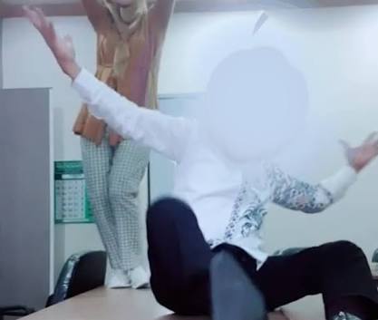 Main Tiktok, Kepala Dinas di Bondowoso Naik Meja Menari dengan Perempuan