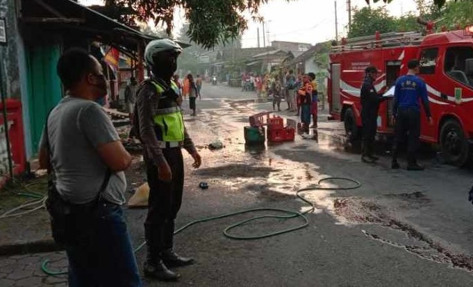 Tabung LPG Bocor, Warung Gorengan Hangus Terbakar