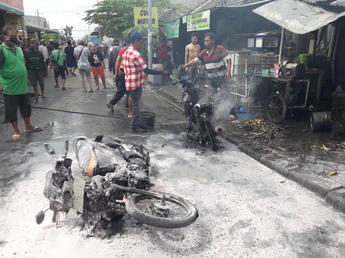 Mesin Meledak, Dua Motor Hangus Terbakar dan Dua Orang Luka