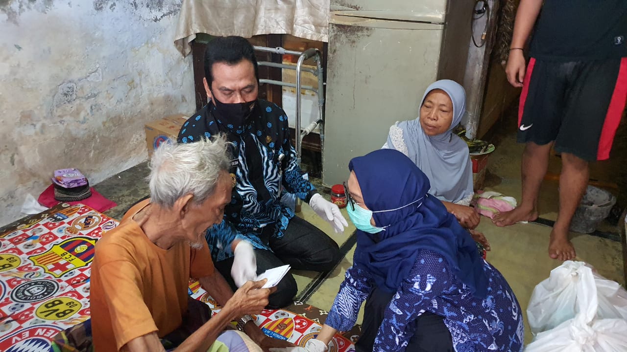 Ajak Putrinya Seorang Dokter, Pak Qosim Datangi Seniman Amak Genggong