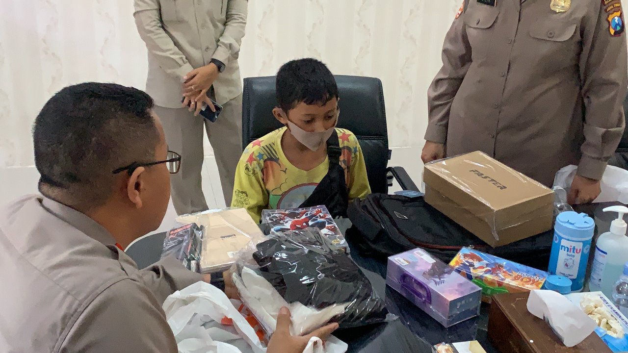 Siswa SD Jualan Nasi, Kapolres Bojonegoro Borong Dagangan
