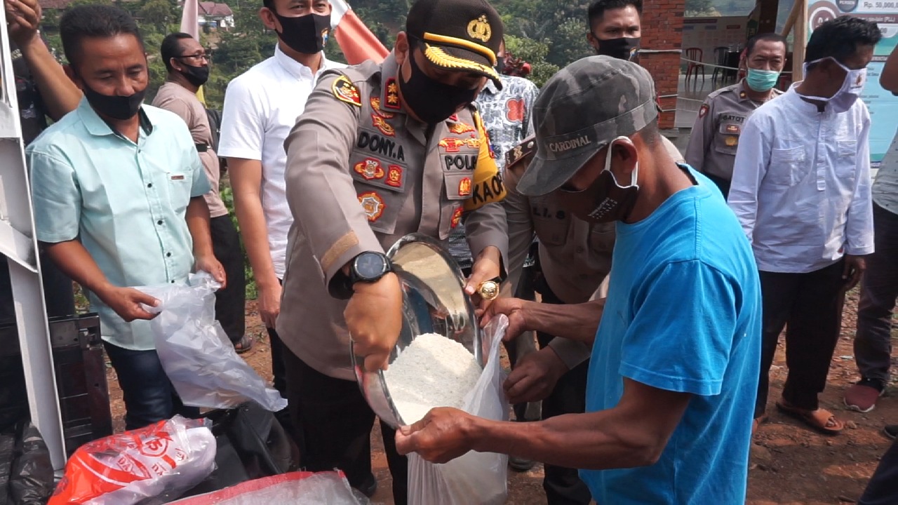 Polres Mojokerto Bagikan 1 Ton Beras ke Warga Terdampak Covid-19