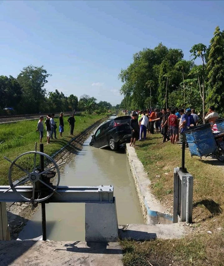 Tak Fokus, Mobil X-Pander Masuk Irigasi