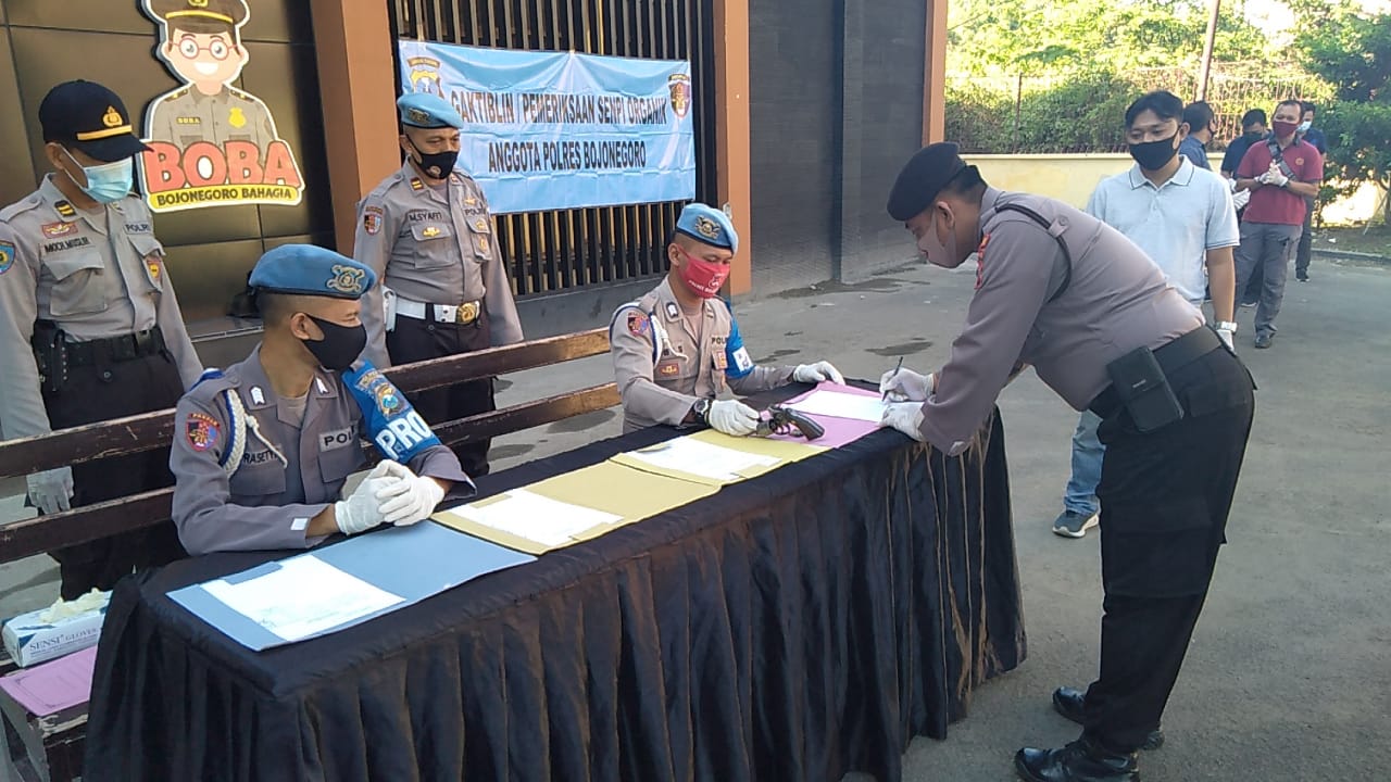 Senpi 92 Polisi Bojonegoro Diperiksa Propam