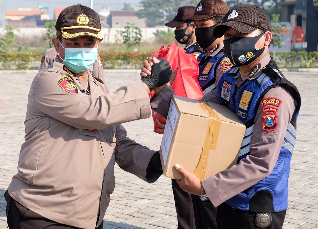 Warga Sidoarjo Terdampak Covid-19 Terima 3.000 Paket Sembako dari Alumni Akpol 1991