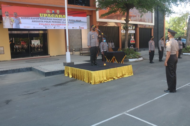 Bantu Warga Melahirkan di Tengah Hutan, Kapolri Naikkan Pangkat Anggota Polres Bojonegoro