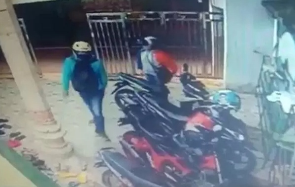 Sepasang Kekasih di Malang Curi Motor Jamaah Salat, 1 Menit Rusak Kunci Lalu Kabur