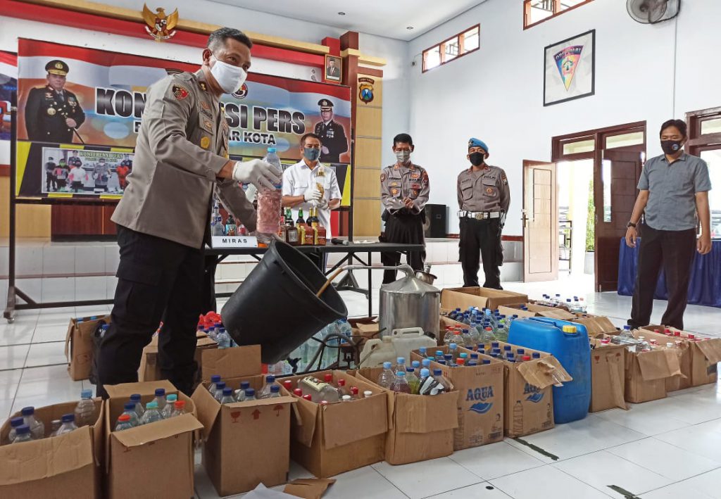 Polres Blitar Razia Miras Oplosan dan Narkoba
