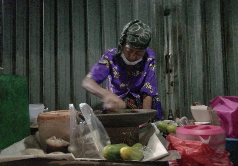 Nenek Penjual Rujak Cingur di Surabaya Viral, Uang Bayar Kontrakan Hilang Dicuri