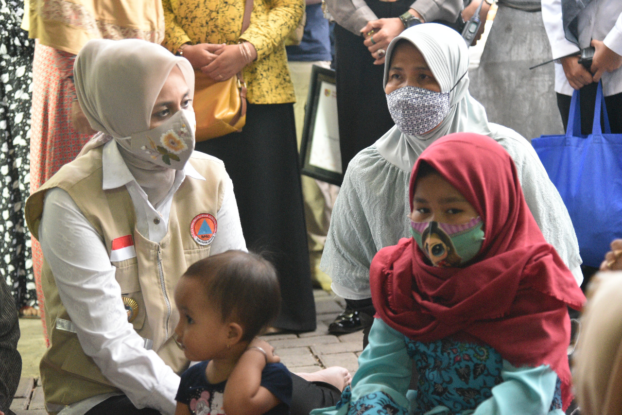 Bupati Faida Santuni Anak Penjual Masker Korban Kecelakaan