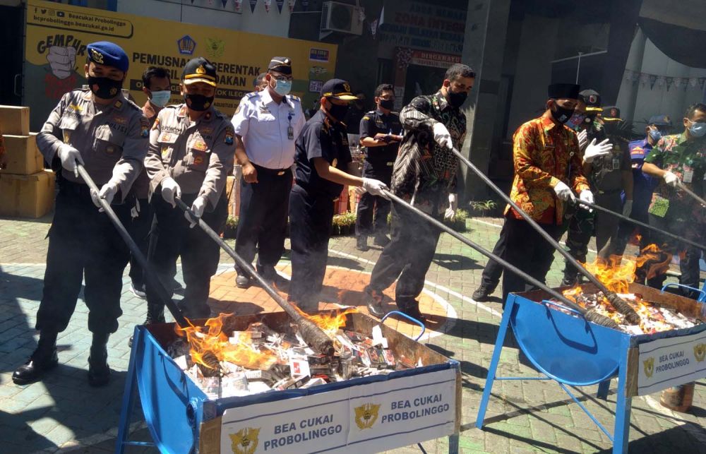 Ratusan Ribu Batang Rokok, Minuman Keras, Tembakau dan Pita Cukai Dibakar