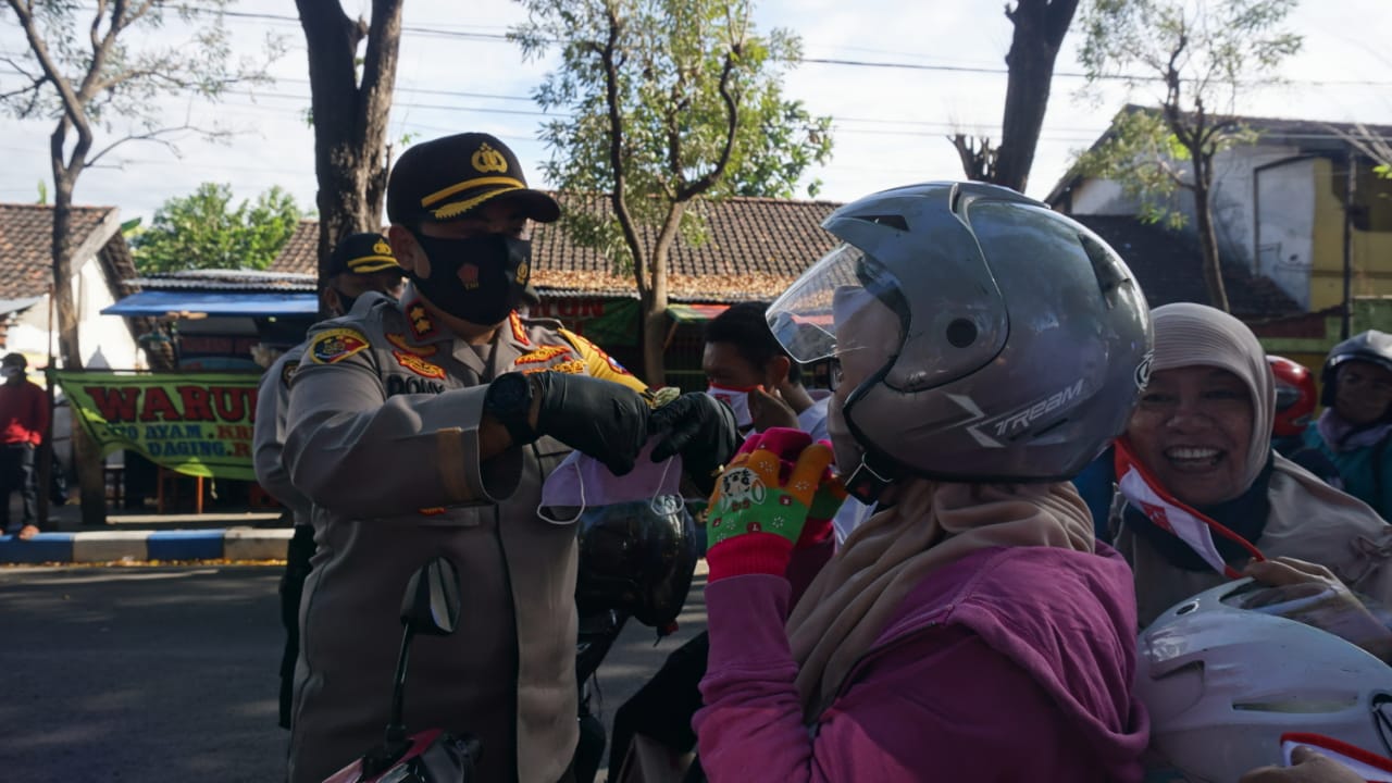 Turun Jalan, Kapolres Mojokerto Bagikan 1 Juta Masker Ke Pengendara