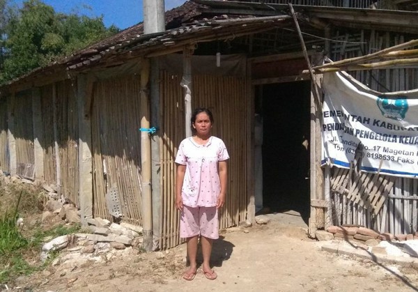 Usai Dicerai Suami Seorang Ibu dan Dua Anaknya Tinggal di Bekas Kandang Ayam
