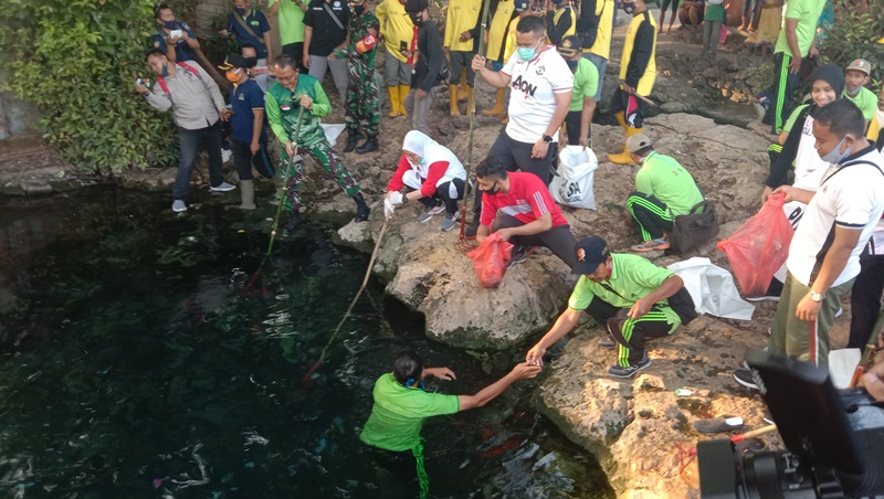 Prihatin Kondisi Sendang Banyak Sampah, Bupati Anna Turun Ajak Warga Kerja Bhakti