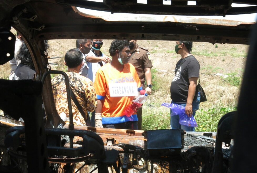 Lihat Rekonstruksi, Adik Via Vallen Gemes Dengan Pije Sang Pembakar Mobil Kakaknya