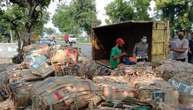 Bruakkk.....Kardus Bekas Berserakan di Jalan Raya Surabaya-Madiun