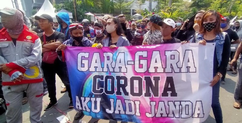 Pekerja Seni Surabaya Luruk Balai Kota, Bawa Poster ‘Gara-gara Corona Aku Jadi Janda’