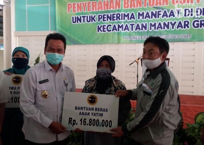 Pak Qosim Serahkan Bantuan PT Smelting Untuk Warga Sekitar Pabrik