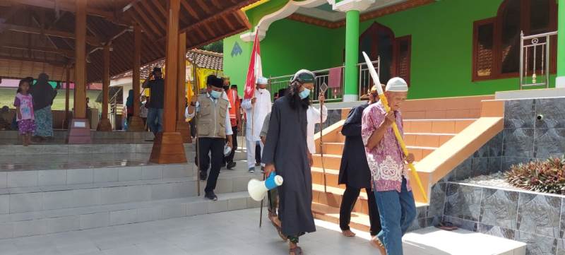 Teladani Waliyah Zainab, Warga Bawean Keliling Kampung Bawa Pusaka Usir Pagebluk