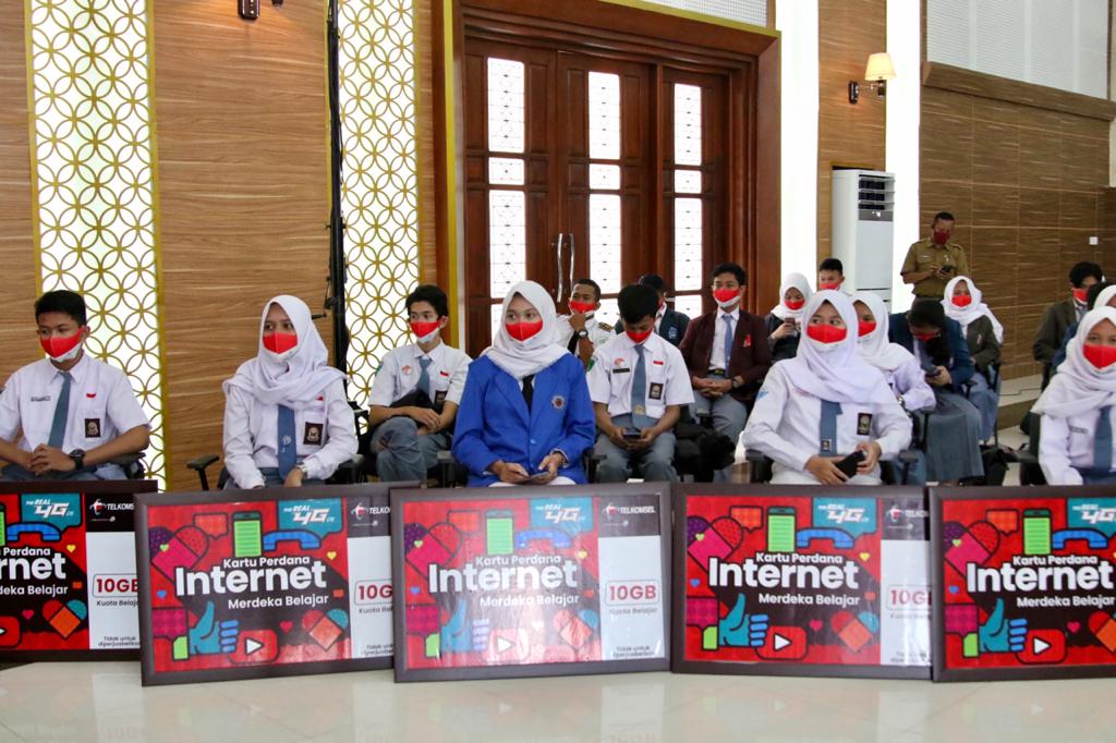 Gubernur Khofifah Bagikan 1,3 Juta Kartu Perdana Khusus Pelajar